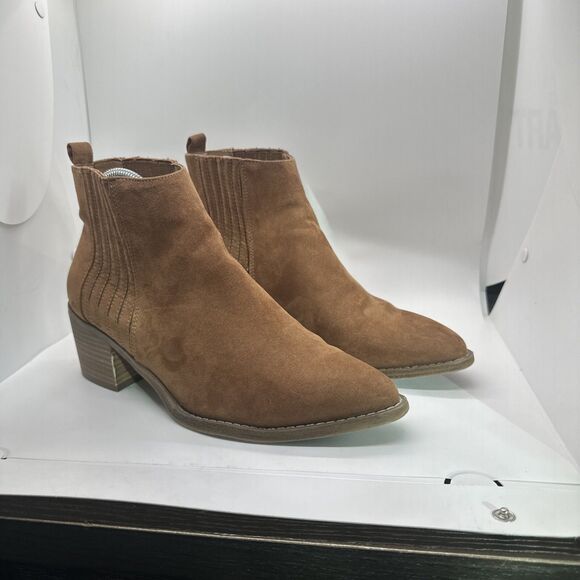 Universal Thread Boots Womens 8 1/2 Chelsea Tan Faux Suede Almond Toe Pull On - Picture 1 of 14